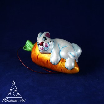 Фарфоровая елочная игрушка заяц на морковке
